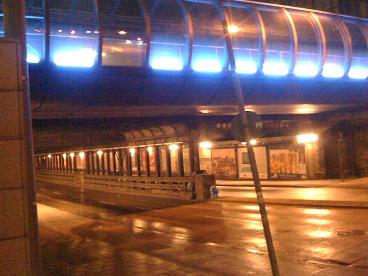 Die Paul-Heyse-Unterführung zwischen Arnulf- und Bayerstraße. Unter dem blauen Licht befindet sich ein Gewölbe, in dem die Männer leben.
