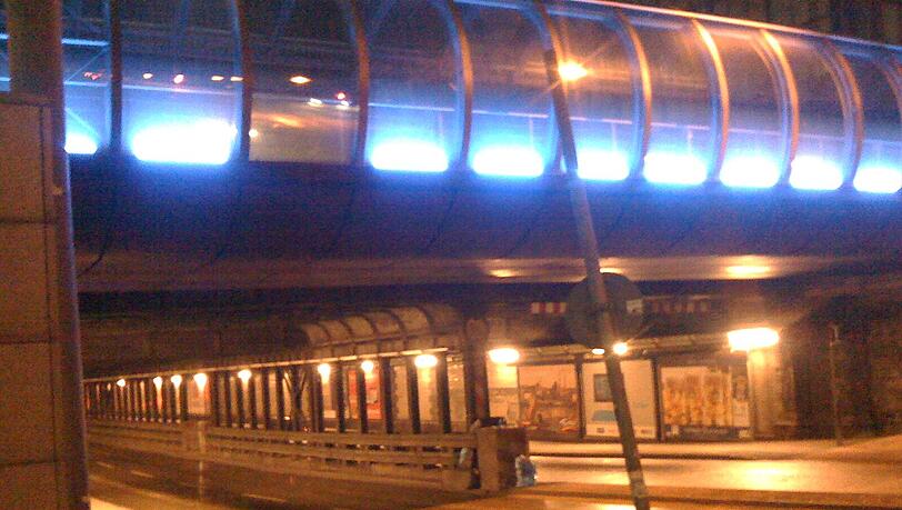 Die Paul-Heyse-Unterführung zwischen Arnulf- und Bayerstraße. Unter dem blauen Licht befindet sich ein Gewölbe, in dem die Männer leben.