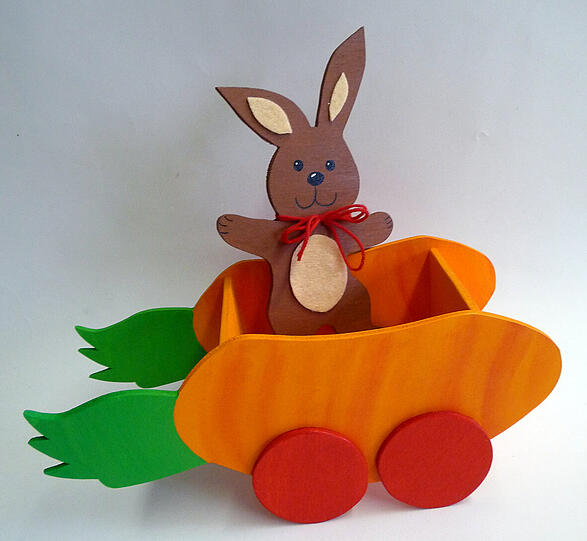 Kinder können eine rasende Karotte basteln.