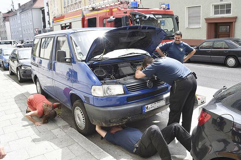 In diesem VW-Bus versteckte sich der kleine Kater.