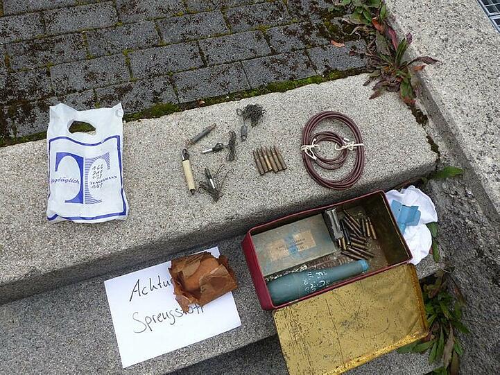 Diese Kiste und ihr Inhalt sorgten am Dienstag für Aufregung auf der Polizeiwache in Pasing.