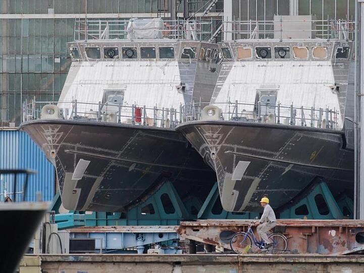 Patrouillenboote für Saudi-Arabien auf dem Gelände der Peene-Werft in Wolgast.