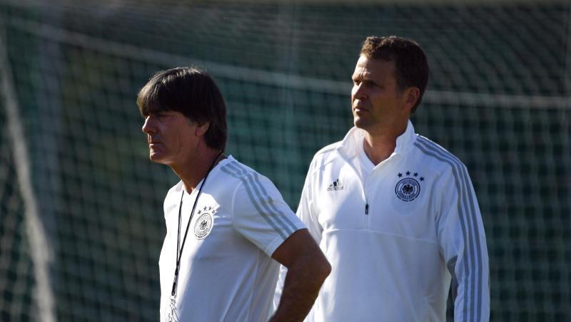 Der Mann hinter dem Bundestrainer: DFB-Direktor Oliver Bierhoff (r) hält Joachim Löw den Rücken frei. Der Mann hinter dem Bundestrainer: DFB-Direktor Oliver Bierhoff (r) hält Joachim Löw den Rücken frei.
