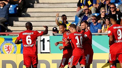 Eine Runde weiter: Der HSV setzt sich mit 2:1 bei Eintracht Braunschweig durch.