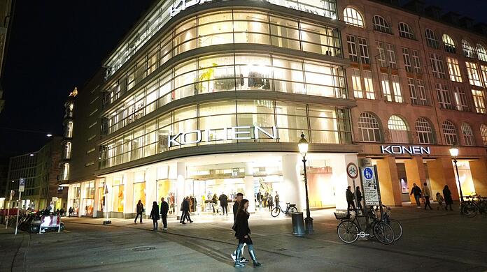 Nur noch ein paar Monate bleibt der alte Name, den Generationen von Münchnern kennen, am Gebäude.