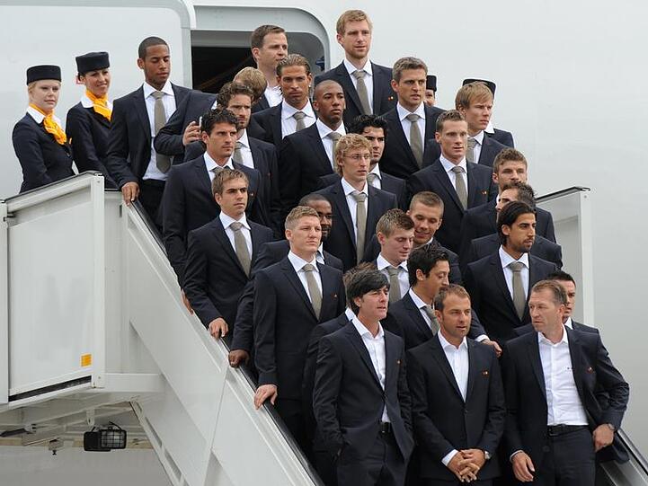 Die deutsche Fußball-Nationalmannschaft steht auf dem Flughafen von Frankfurt am Main.