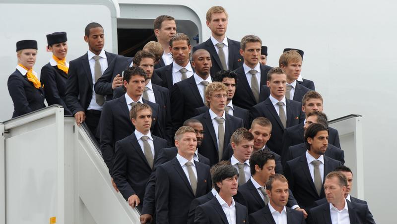 Die deutsche Fußball-Nationalmannschaft steht auf dem Flughafen von Frankfurt am Main. Die deutsche Fußball-Nationalmannschaft steht auf dem Flughafen von Frankfurt am Main.