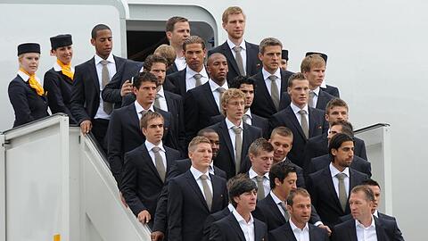 Die deutsche Fußball-Nationalmannschaft steht auf dem Flughafen von Frankfurt am Main.