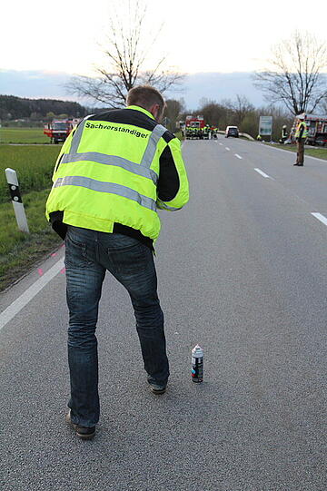 Ein 22 Jahre alter Autofahrer ist bei einem Überholmanöver nahe Saaldorf-Surheim im oberbayerischen Landkreis Berchtesgadener Land ums Leben gekommen.