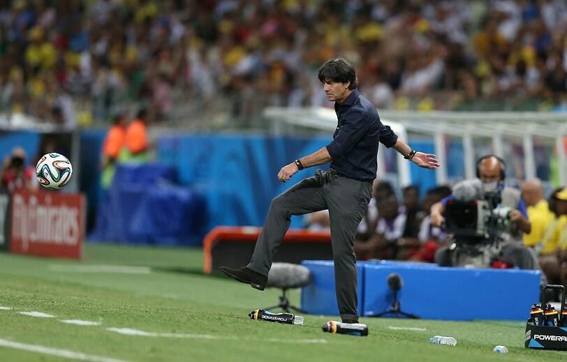 Frustabbau á la Löw: Zum Ende des Spiel hin schießt Jogi Löw den Ball weg.