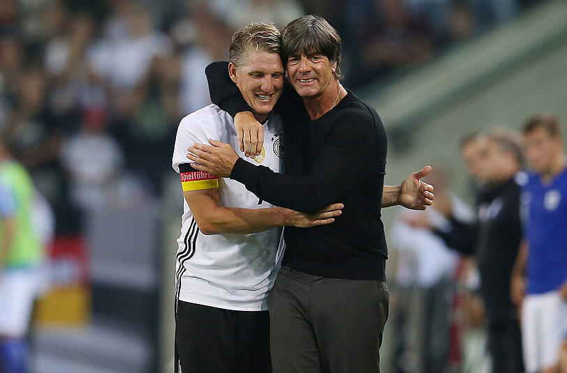 Bastian Schweinsteiger hat seine Nationalmannschafts-Karriere beendet. Bundestrainer Joachim Löw verabschiedet seinen Kapitän.