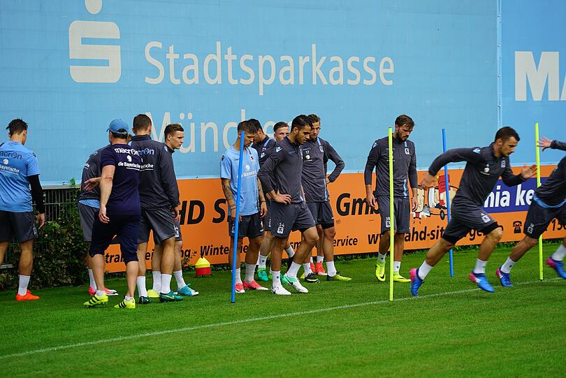 Vor den Augen Hunderter Fans betraten die Löwen das erste Mal nach dem Abstieg in die Regionalliga den Trainingsplatz.