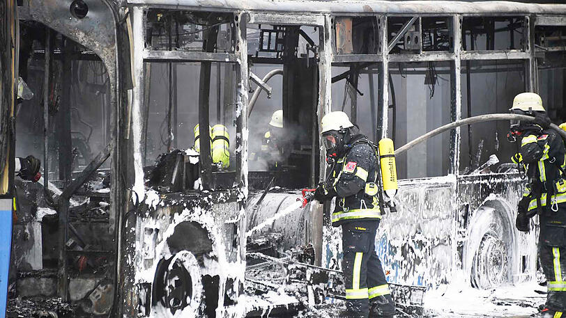 Brand auf einem Betriebshof in Hohenbrunn: Die Feuerwehren mussten gleich drei in Flammen stehende Gelenkbusse löschen. Die Bilder vom Einsatz.