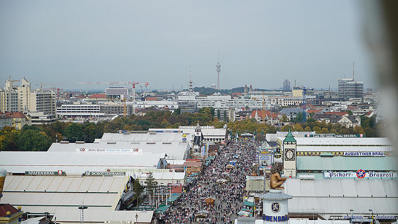 Den perfekten Überblick über die Theresienwiese und München: Mit dem Riesenrad auf der Wiesn geht's bis zu 50 Meter in die Höhe. Luftige Impressionen gibt's hier zum Durchklicken.