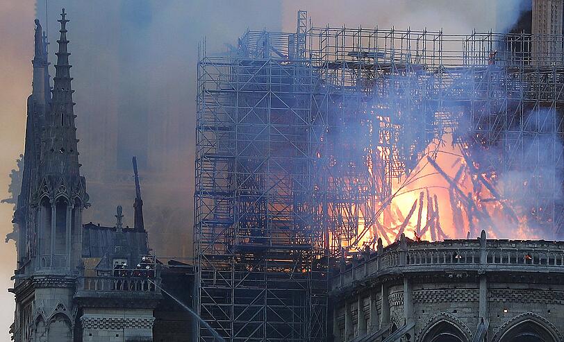 Die weltberühmte Kathedrale Notre-Dame de Paris steht in Flammen.