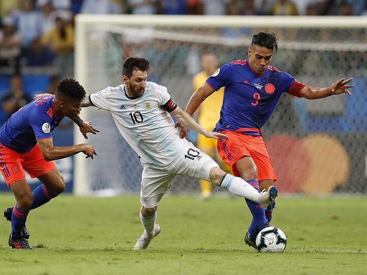 Argentiniens Superstar Lionel Messi (M) wird von zwei Kolumbianern unter Druck gesetzt.