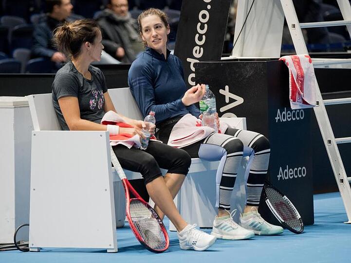 Tatjana Maria (l) und Andrea Petkovic bereiten sich in Brauchschweig auf ihren Fed-Cup-Einsatz vor.