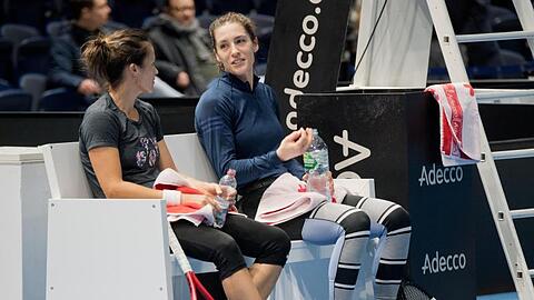 Tatjana Maria (l) und Andrea Petkovic bereiten sich in Brauchschweig auf ihren Fed-Cup-Einsatz vor.