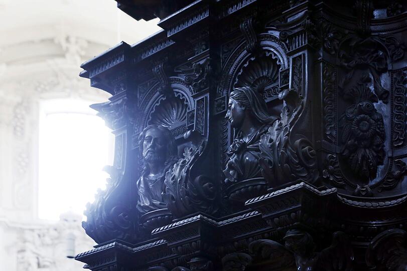 Lichtspiel: Die schwarze gebeizte Kanzel aus geschnitztem Eichenholz von 1686 glänzt im Gegenlicht.