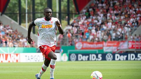 Prince Osei Owusu vom SSV Jahn Regensburg spielt den Ball.