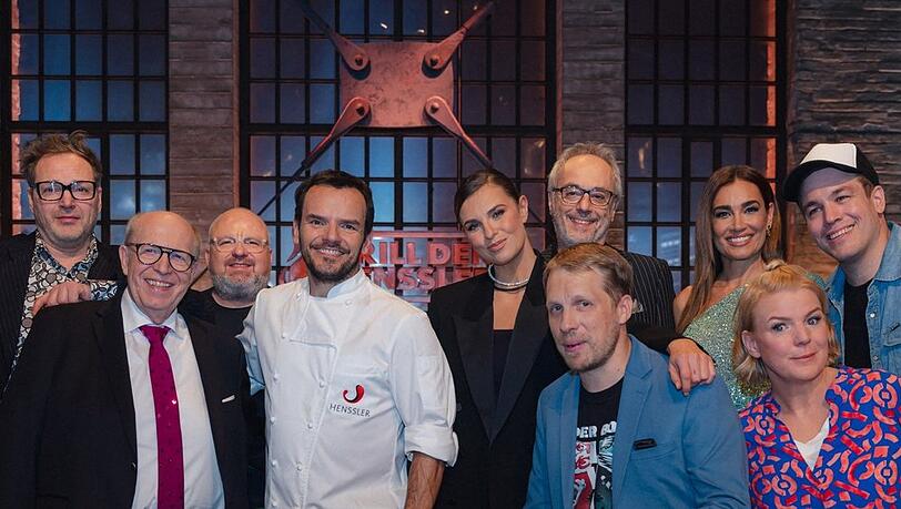 Steffen Henssler (4.v.l.) mit seinem Team und seinen Gästen aus der ersten Folge der Jubiläumsstaffel "Grill den Henssler". Steffen Henssler (4.v.l.) mit seinem Team und seinen Gästen aus der ersten Folge der Jubiläumsstaffel "Grill den Henssler".