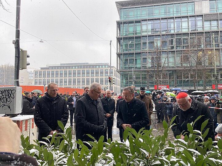 Bundespräsident Steinmeier und Ministerpräsident Markus Söder versammeln sich an der Gedenkstätte in München.