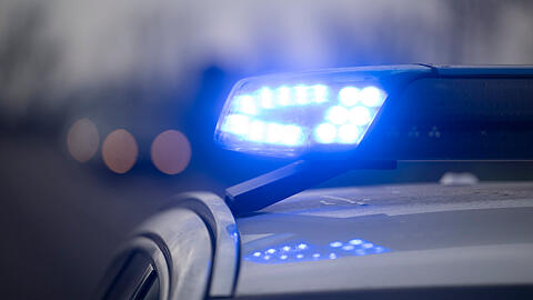 Ein Streifenwagen rammt auf einer Einsatzfahrzeug das Auto einer Rentnerin. (Symbolbild)