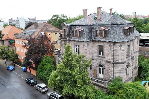 Wird &ndash; bedrängt vom Parkhaus &ndash; für mehr als fünf Millionen zum Museum umgebaut: die &bdquo;Kunstvilla&ldquo; in der Blumenstraße.