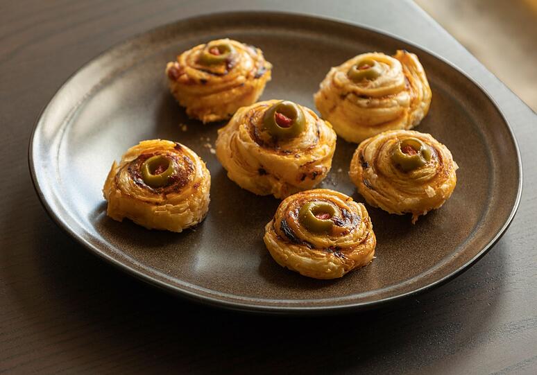 Schneiden Sie zunächst Ihre Wurst-Alternative wie Zucchini, Käse, Tofu oder entkernte Jalapeños in Streifen. Auch der Blätter- oder Pizzateig wird in Streifen geschnitten. Für mehr Vielfalt können Sie Oliven einwickeln und daraus gruselige Augäpfel machen. Wickeln Sie das Gemüse sanft ein, setzen Sie Pfefferkörner als Augen auf den Teig und backen Sie alles bei 200 Grad etwa zehn Minuten lang, bis sie goldbraun geworden sind. Schneiden Sie zunächst Ihre Wurst-Alternative wie Zucchini, Käse, Tofu oder entkernte Jalapeños in Streifen. Auch der Blätter- oder Pizzateig wird in Streifen geschnitten. Für mehr Vielfalt können Sie Oliven einwickeln und daraus gruselige Augäpfel machen. Wickeln Sie das Gemüse sanft ein, setzen Sie Pfefferkörner als Augen auf den Teig und backen Sie alles bei 200 Grad etwa zehn Minuten lang, bis sie goldbraun geworden sind.