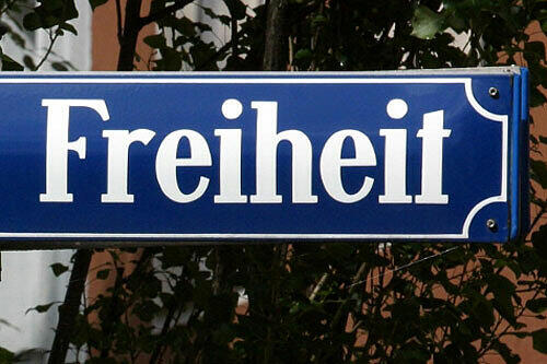 Münchner Freiheit: Band, Straße, Lebensgefühl. Schwabing war früher das Künstlerviertel der Stadt. Heute sorgt ein modern gestalteter Bus- und Trambahnhof für Diskussionen.