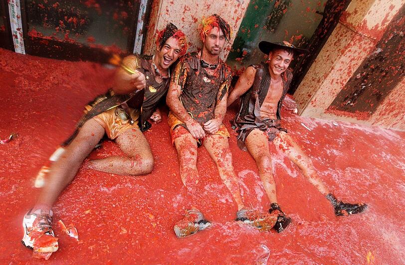 Wenn sowieso überall Tomatensauce klebt, kann man sich zum Verschnaufen auch einfach mittenrein setzen. Spaß macht auch das Zuschauen, finden diese drei jungen Traditionalisten.