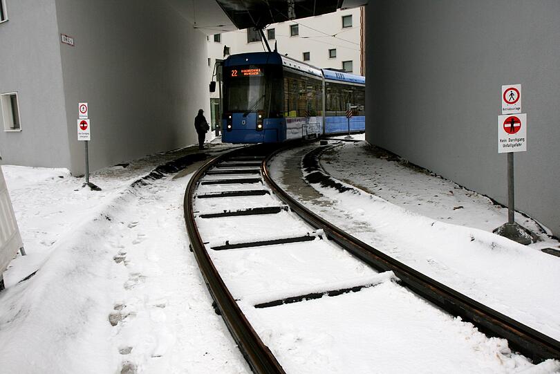 An der Hochschule München: die neue Trambahnwendeschleife über die Dachauer Straße.