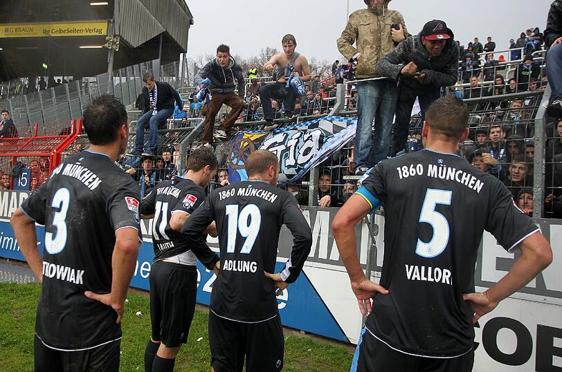 Die Löwen nach der Pleite in Karlsruhe vor den enttäuschten Fans.