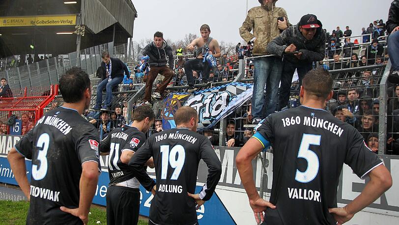 Die Löwen nach der Pleite in Karlsruhe vor den enttäuschten Fans. Die Löwen nach der Pleite in Karlsruhe vor den enttäuschten Fans.