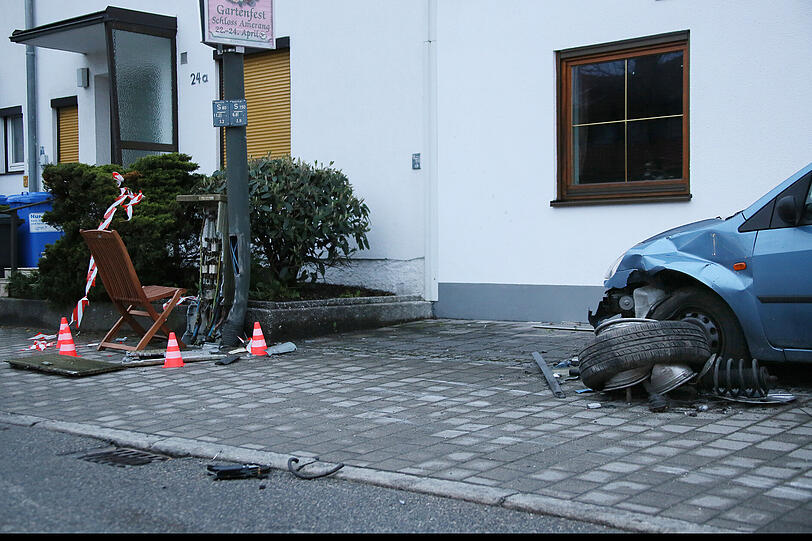 Durch die Wucht des Aufpralls schleuderte der Ford unkontrolliert durch die Straße.
