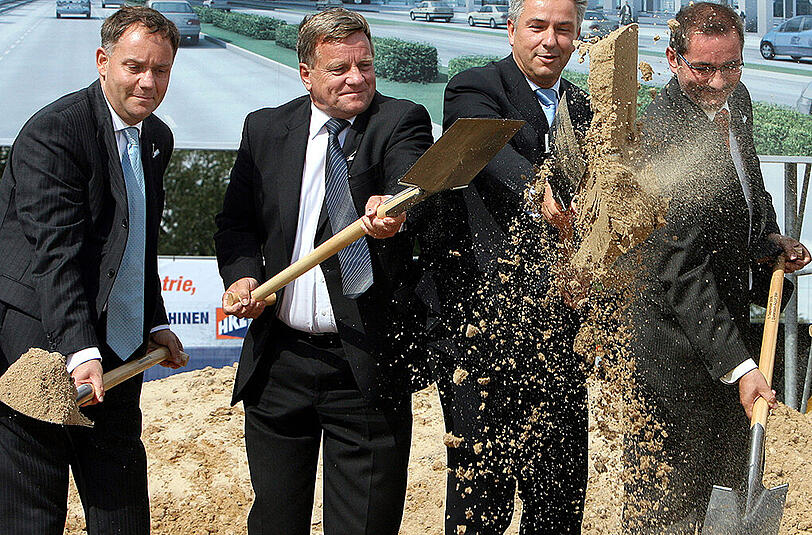 September 2006: Symbolischer Spatenstich nahe dem Flughafen Berlin-Schönefeld. Der Sprecher der Geschäftsführung des BBI Rainer Schwarz, Bahn-Chef Hartmut Mehdorn, Berlins Regierender Bürgermeister Klaus Wowereit (SPD) und Brandenburgs Ministerpräsident Matthias Platzeck (SPD) (v.l.) geben den Startschuss für den Bau des neuen Hauptstadtflughafen. Alle sind heute nicht mehr im Amt.