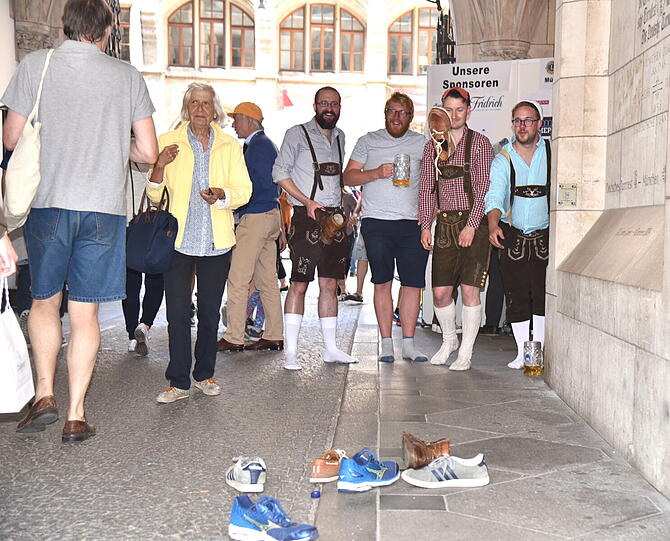 Was macht man, wenn man unbedingt Boccia spielen will, aber gerade keine Kugeln zu Hand hat? Klar: man nimmt halt die Schuhe!