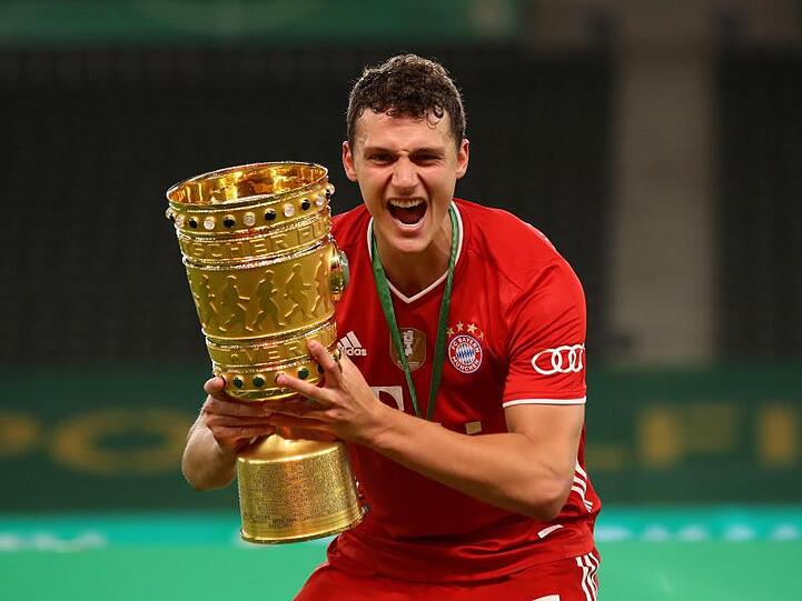 Münchens Benjamin Pavard jubelt mit Pokal. Foto: Alexander Hassenstein/Getty Images Europe/Pool/dpa/Archivbild