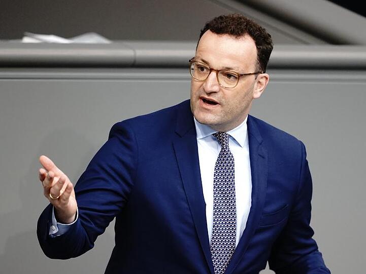 Gesundheitsminister Spahn sagte im Bundestag, nötig sei eine neue Balance: "So viel Normalität wie möglich, so viel Schutz wie nötig.".