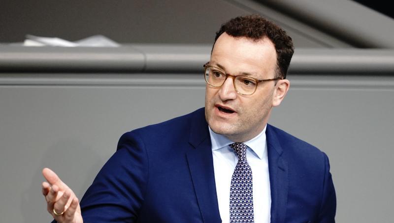Gesundheitsminister Spahn sagte im Bundestag, nötig sei eine neue Balance: "So viel Normalität wie möglich, so viel Schutz wie nötig.". Gesundheitsminister Spahn sagte im Bundestag, nötig sei eine neue Balance: "So viel Normalität wie möglich, so viel Schutz wie nötig.".