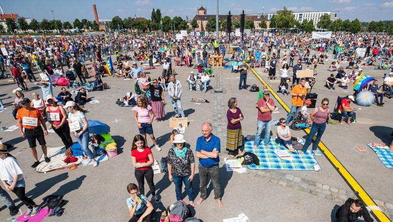 Zahlreiche Menschen nehmen auf dem Cannstatter Wasen an der Protestkundgebung der Initiative "Querdenken" teil. Zahlreiche Menschen nehmen auf dem Cannstatter Wasen an der Protestkundgebung der Initiative "Querdenken" teil.