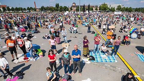 Zahlreiche Menschen nehmen auf dem Cannstatter Wasen an der Protestkundgebung der Initiative "Querdenken" teil.