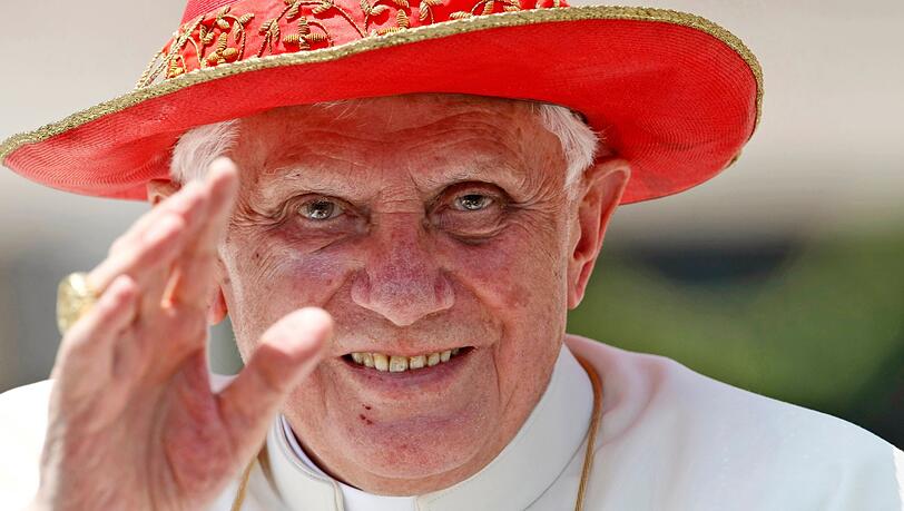 Der damalige Papst Benedikt XVI. segnet die Gläubigen. (Archivbild)