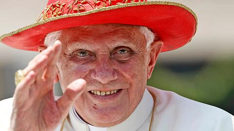 Der damalige Papst Benedikt XVI. segnet die Gläubigen. (Archivbild)