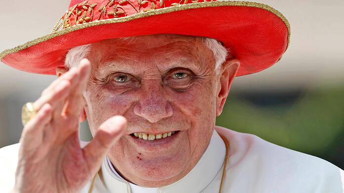 Der damalige Papst Benedikt XVI. segnet die Gläubigen. (Archivbild)