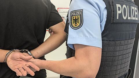 Die Bundespolizei führt ein Ermittlungsverfahren wegen gefährlicher Körperverletzung, Bedrohung und Widerstand gegen Vollstreckungsbeamte.