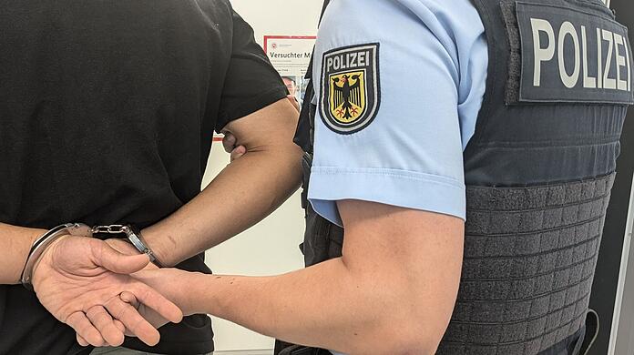 Die Bundespolizei führt ein Ermittlungsverfahren wegen gefährlicher Körperverletzung, Bedrohung und Widerstand gegen Vollstreckungsbeamte.