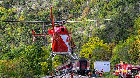 Rettungskräfte sind nach der Kollision zweier Schnellzüge in der Gemeinde Jablonov nad Turnou im Bezirk Roznava im Einsatz.