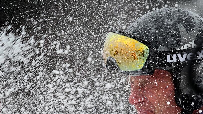 Romed Baumann bekommt in Garmisch eine Schampusdusche verabreicht.