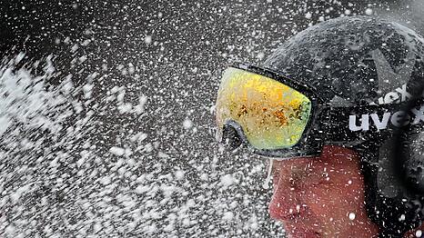 Romed Baumann bekommt in Garmisch eine Schampusdusche verabreicht.